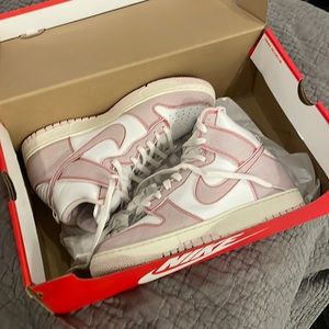 Deadstock Nike barely rose size 10.5